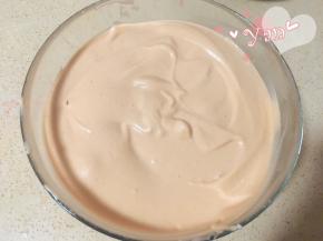 舀一大勺蛋白到蛋黄糊里，翻拌均匀后倒入蛋白盆里，再翻拌均匀。