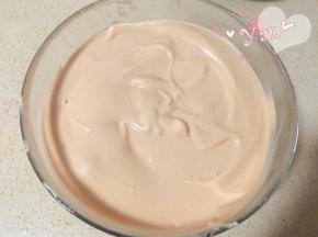 舀一大勺蛋白到蛋黄糊里，翻拌均匀后倒入蛋白盆里，再翻拌均匀。