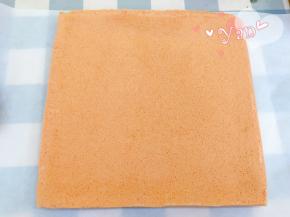 放入预热好的烤箱，165度烤23分钟。烤好的蛋糕卷放晾网上晾凉。