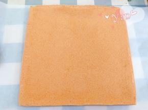 放入预热好的烤箱，165度烤23分钟。烤好的蛋糕卷放晾网上晾凉。