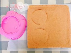 晾凉的蛋糕片比着模具切出两个合适大小的蛋糕片。