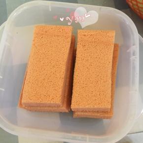 剩余的蛋糕片直接吃也很好吃。