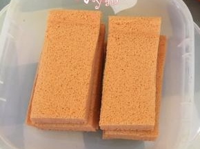 剩余的蛋糕片直接吃也很好吃。