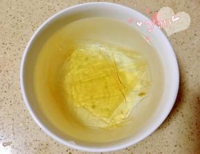 酸奶慕斯做法：
吉利丁片用冷水泡软后放冰箱冷藏备用。