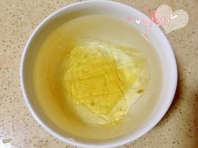 酸奶慕斯做法：
吉利丁片用冷水泡软后放冰箱冷藏备用。