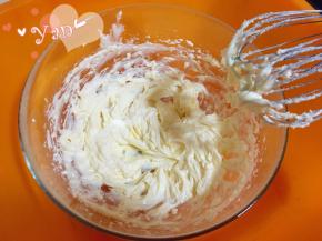 奶油奶酪隔热水软化，加入糖粉用电动打蛋器搅打至顺滑的状态。