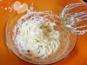 奶油奶酪隔热水软化，加入糖粉用电动打蛋器搅打至顺滑的状态。