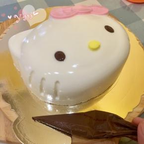 直接倒扣脱模，慢慢撕开网上挪就脱出来了。不需要热毛巾和吹风机，会导致表面不光滑。
最后把巧克力酱装入裱花袋，挤到眼睛和胡须里即可。