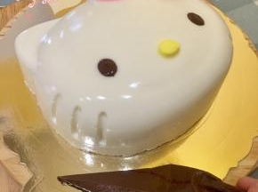 直接倒扣脱模，慢慢撕开网上挪就脱出来了。不需要热毛巾和吹风机，会导致表面不光滑。
最后把巧克力酱装入裱花袋，挤到眼睛和胡须里即可。