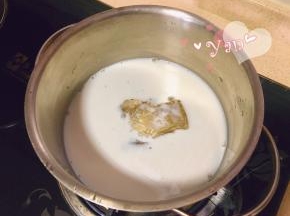 牛奶倒入小锅里，加入泡软的吉利丁片。
