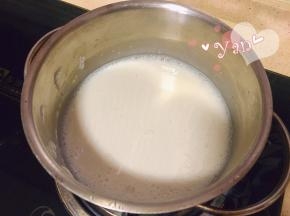 开小火一边加热一边搅拌至吉利丁片完全融化。
