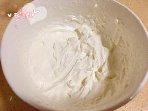 淡奶油用电动打蛋器打至浓稠状态。