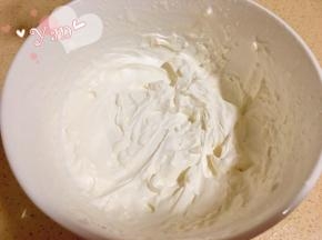 淡奶油用电动打蛋器打至浓稠状态。