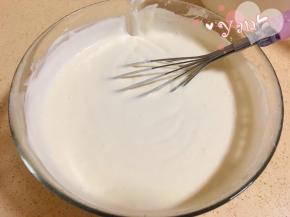 继续拌匀，这就是酸奶慕斯糊。