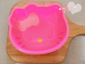 然后将黄色慕斯糊挤到鼻子的部位，同样冷藏至凝固。