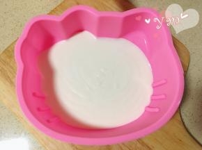 倒入一部分慕斯糊。