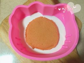 放入一片蛋糕片，放冰箱冷藏一会。