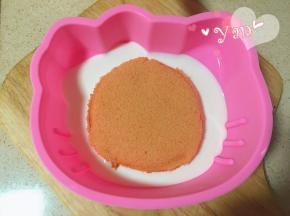 放入一片蛋糕片，放冰箱冷藏一会。