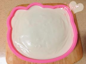 最后倒入剩余的慕斯液，放入冰箱冷藏过夜。