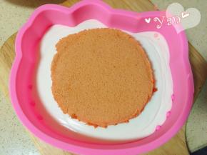 再倒入一部分慕斯糊，放入另一片蛋糕片，继续放冰箱冷藏一会。这样可以避免蛋糕片飘。