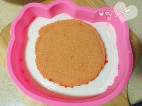 再倒入一部分慕斯糊，放入另一片蛋糕片，继续放冰箱冷藏一会。这样可以避免蛋糕片飘。