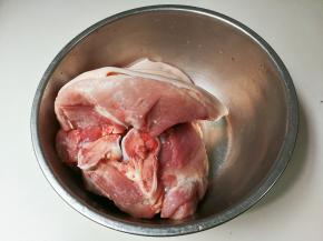 捏去肘子表面的猪毛，浸泡半小时，洗净