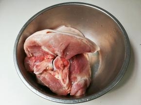 捏去肘子表面的猪毛，浸泡半小时，洗净