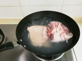 锅中水开放入肘子烧开撇去浮沫