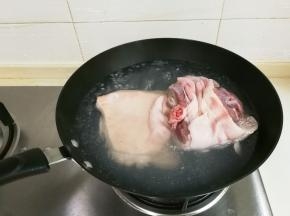 锅中水开放入肘子烧开撇去浮沫