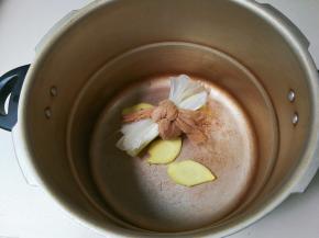 取高压锅，放入葱姜花椒