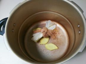 取高压锅，放入葱姜花椒