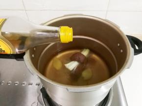 放入一小碗料酒，两勺生抽，适量热水