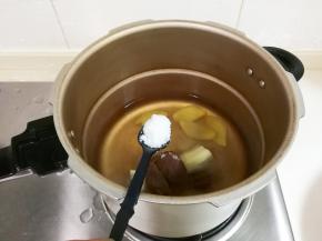 放入一小勺盐，少许冰糖