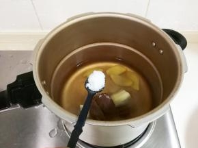 放入一小勺盐，少许冰糖