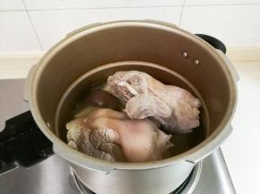 放入肘子烧开盖上锅盖烧至气孔冒气，加上顶阀再烧至顶阀转圈转小火烧三十分钟