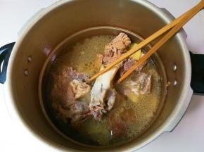关火，等高压锅排掉气，取出骨头，放入保鲜盒凉透放入冰箱冷藏四小时