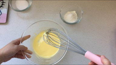 将蛋黄与白砂糖搅打至微微发白