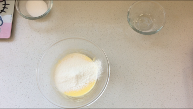 筛入低筋面粉，搅拌至没有干粉，放到一边备用。