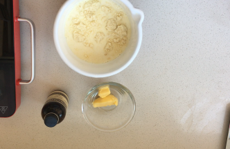 将牛奶倒入到奶锅中，加入剩下的一半白砂糖，杏仁粉，黄油，香草精华，搅拌搅拌几下，置于火上加热，加热过程中要不停搅拌，防止杏仁粉粘在奶锅底部。