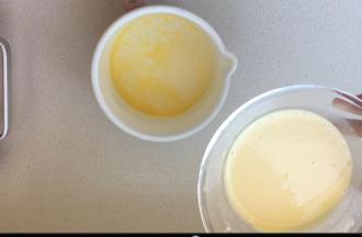 当蛋黄糊与牛奶充分融合成液体，将它倒回到奶锅中