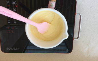 再次置于火上加热，直到变得浓稠，有明显纹路。离火！离火后，仍需不停搅拌它降温。