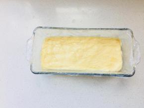 待没有大量蒸汽冒出，将馅料放入到容器中，表面覆盖保鲜膜，放入冰箱冷藏备用。