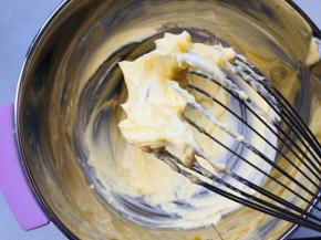 蛋糕主体部分：黄油室温软化，搅打成蛋黄酱状态