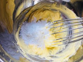 分两次加入糖粉，搅拌均匀