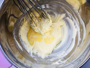 分3到4次加入常温的全蛋液。每加入一次都要充分的搅拌均匀后，再加下一次