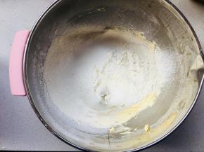 低粉，盐，泡打粉提前混合后，筛入到黄油中
