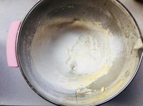 低粉，盐，泡打粉提前混合后，筛入到黄油中