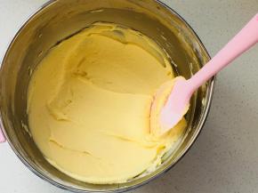 压拌均匀，黄油糊呈乳霜状