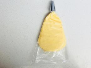 将黄油糊装入到有1厘米圆形花嘴裱花袋中