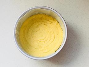 将黄油糊挤入到模具底部，以模具中心为起点，由内向外画圆。边挤边微微向下压。尽量保持力度一致。